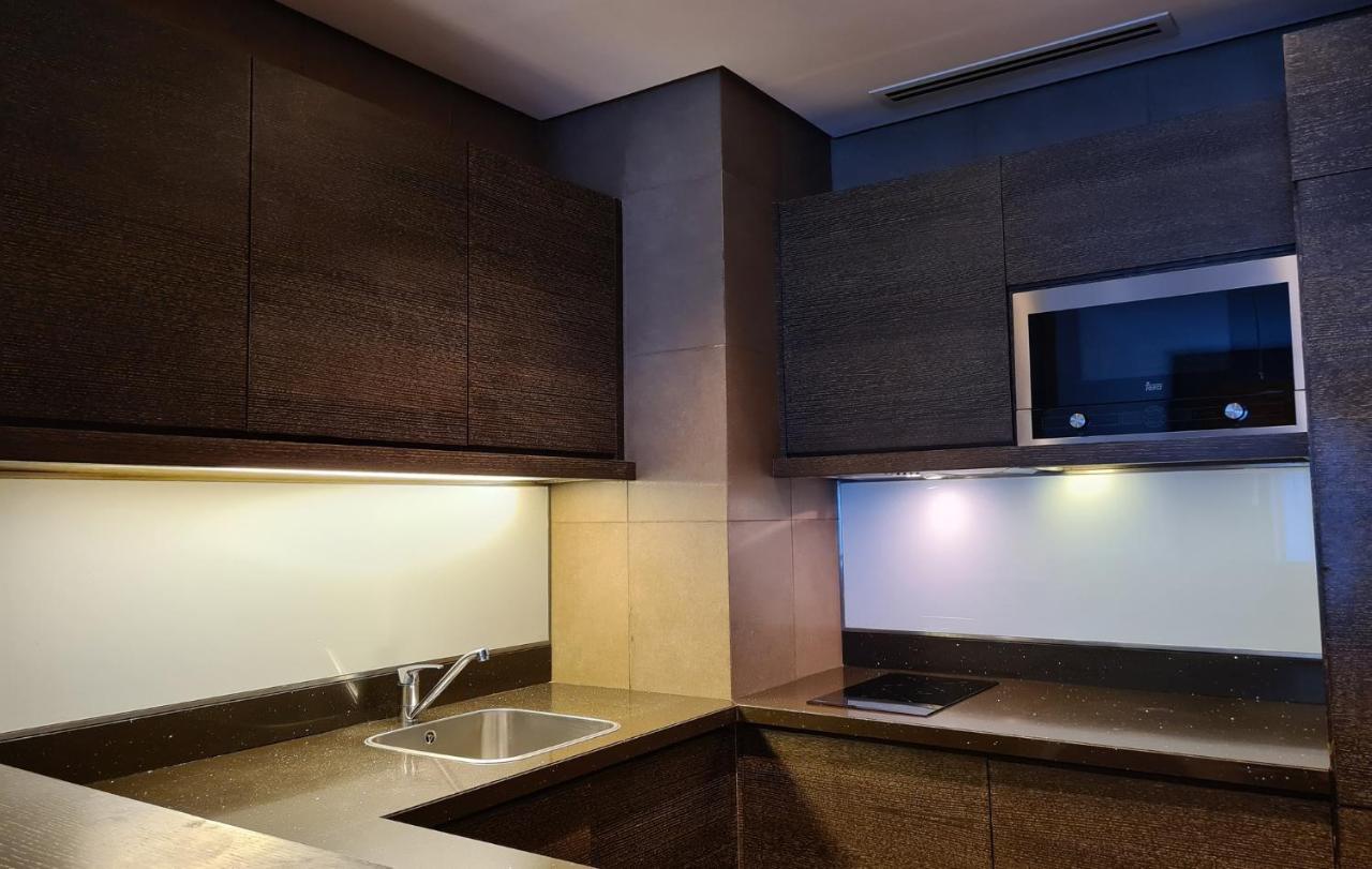 فندق هيلي ريحان باي روتانا العين المظهر الخارجي الصورة A kitchen with a built-in exhaust hood