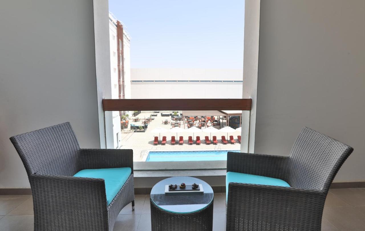 فندق هيلي ريحان باي روتانا العين المظهر الخارجي الصورة A balcony at the hotel