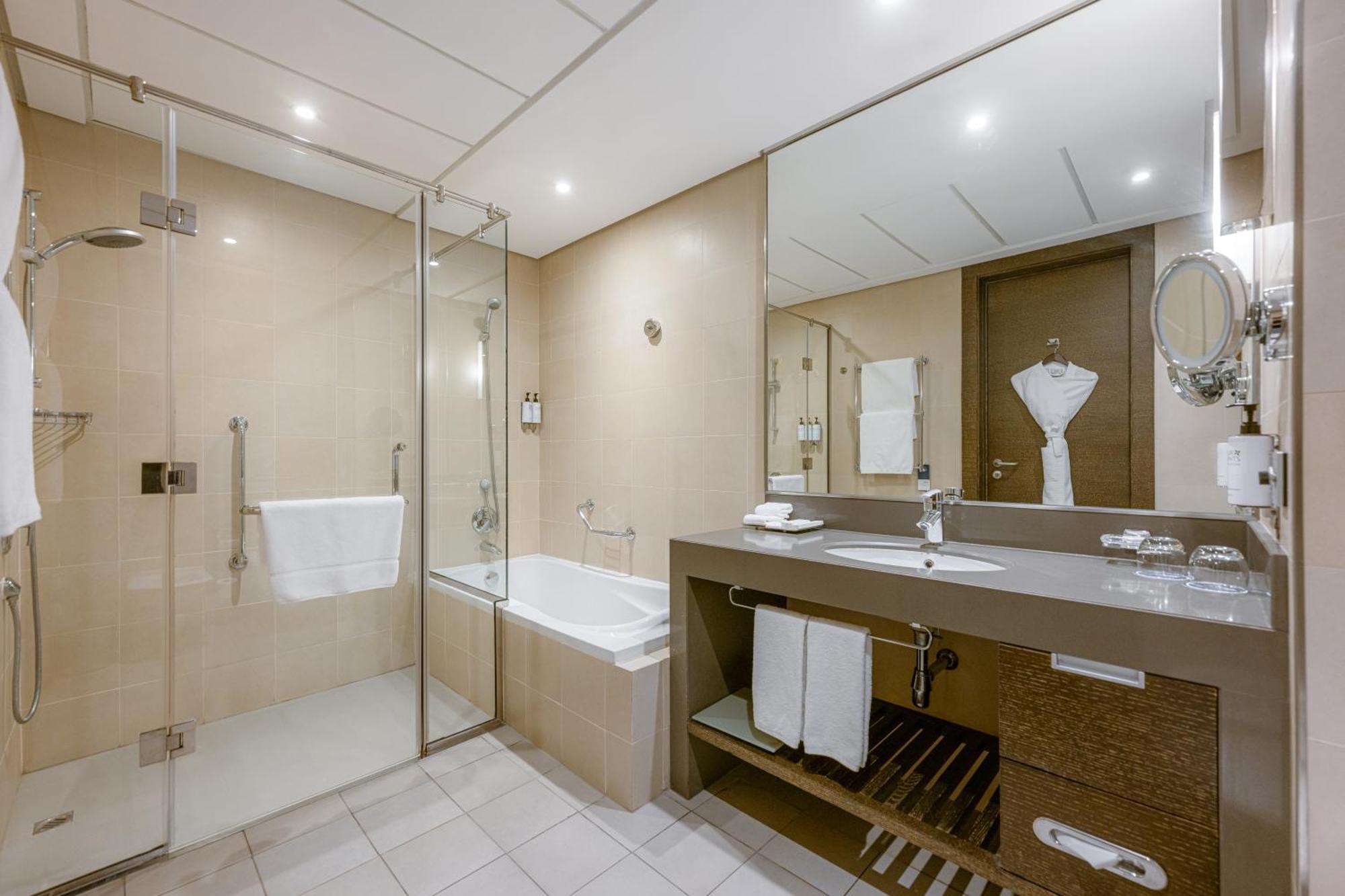 فندق هيلي ريحان باي روتانا العين المظهر الخارجي الصورة A bathroom in a hotel