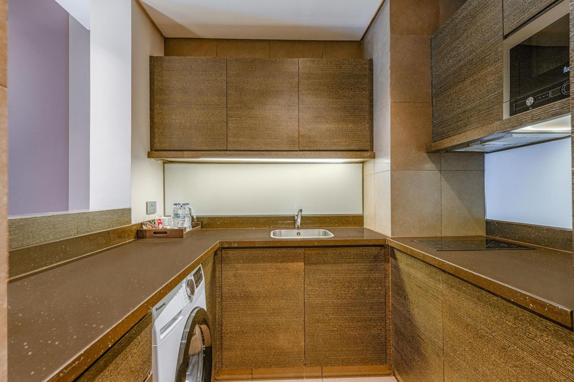 فندق هيلي ريحان باي روتانا العين المظهر الخارجي الصورة A kitchen in a serviced apartment